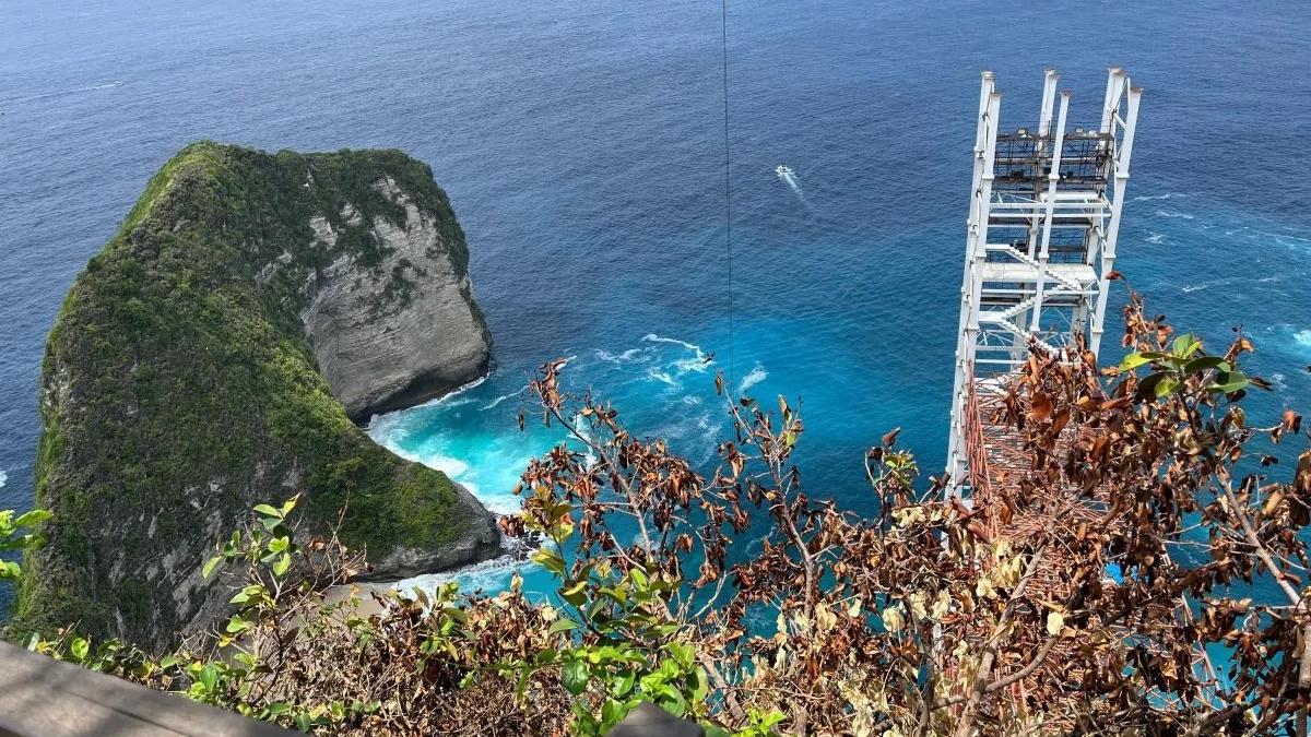 印尼峇里島的精靈海灘建造中的玻璃升降機。(網上圖片)
