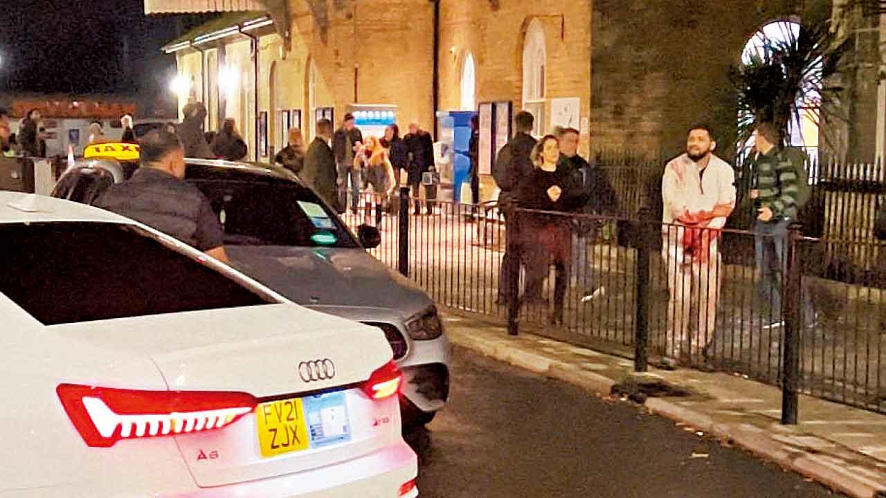 英列車無差別斬人 暫不涉恐襲 11傷2命危兩疑兇被捕 