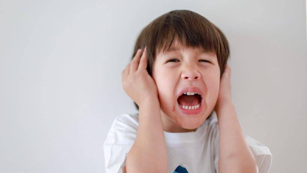 王曜院長表示，由於幼兒一般較難清楚表達不適，家長應留意中耳炎常見症狀包括持續哭鬧、拉扯耳朵、發燒、聽力暫時下降、講話變大聲等。