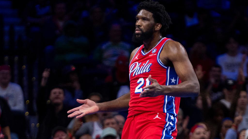 76人的安比在對塞爾特人上半場一次的慶祝動作，被聯盟指不雅而罰款。(美聯社)