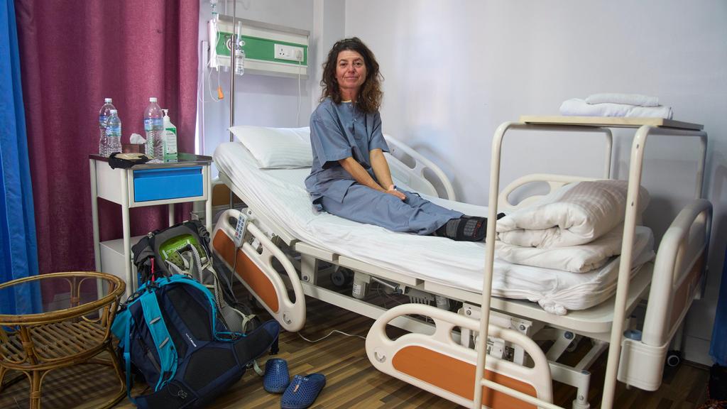 獲救的登山者被送院治療。(美聯社)