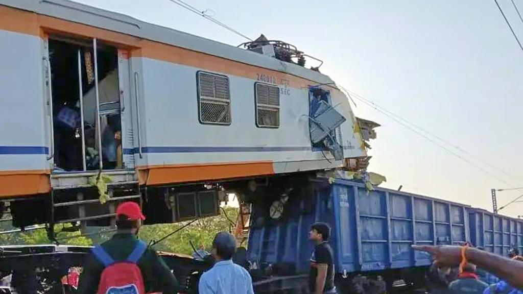 印度兩火車追撞意外 最少11死20傷 鐵路公司正調查原因。（美聯社）