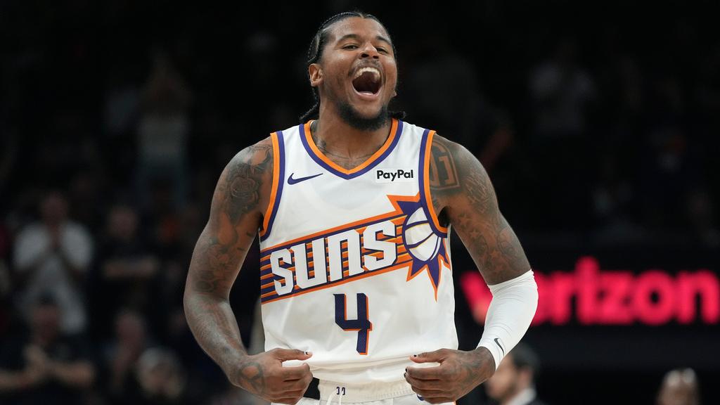 謝倫格連加盟太陽後初披甲，為球隊貢獻29分，以115:102擊敗快艇。(美聯社)