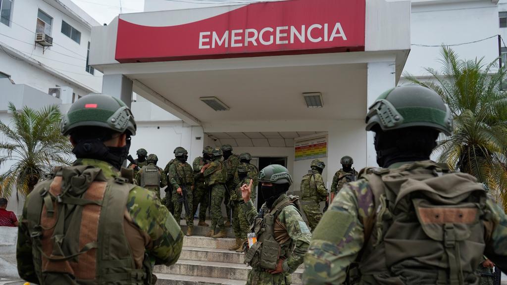 厄瓜多爾馬查拉（Machala）監獄日前發生暴動，士兵到場控制場面。（美聯社）