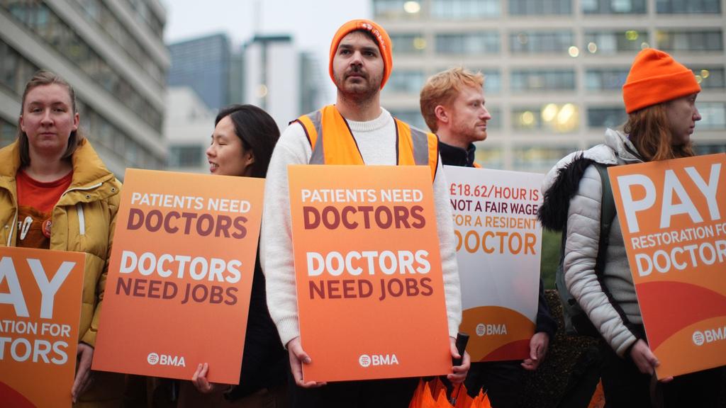 英國英格蘭地區的醫生發起罷工。(美聯社)