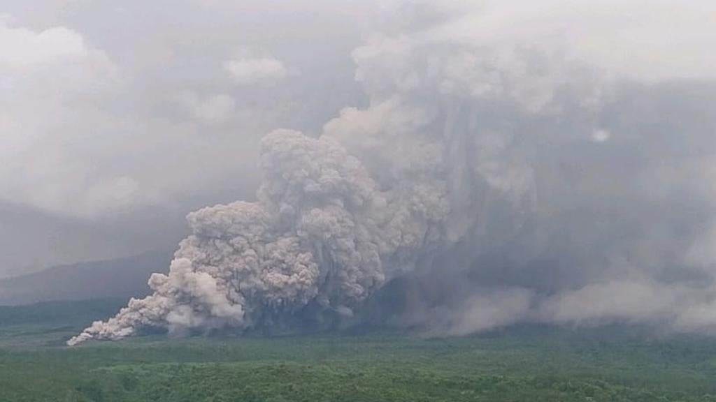 印尼爪哇塞梅魯火山爆發。(美聯社)