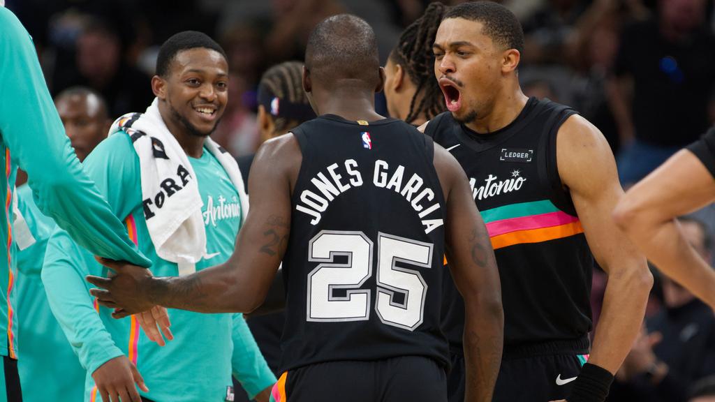 馬刺主場135:126擊敗鷹隊。(美聯社)