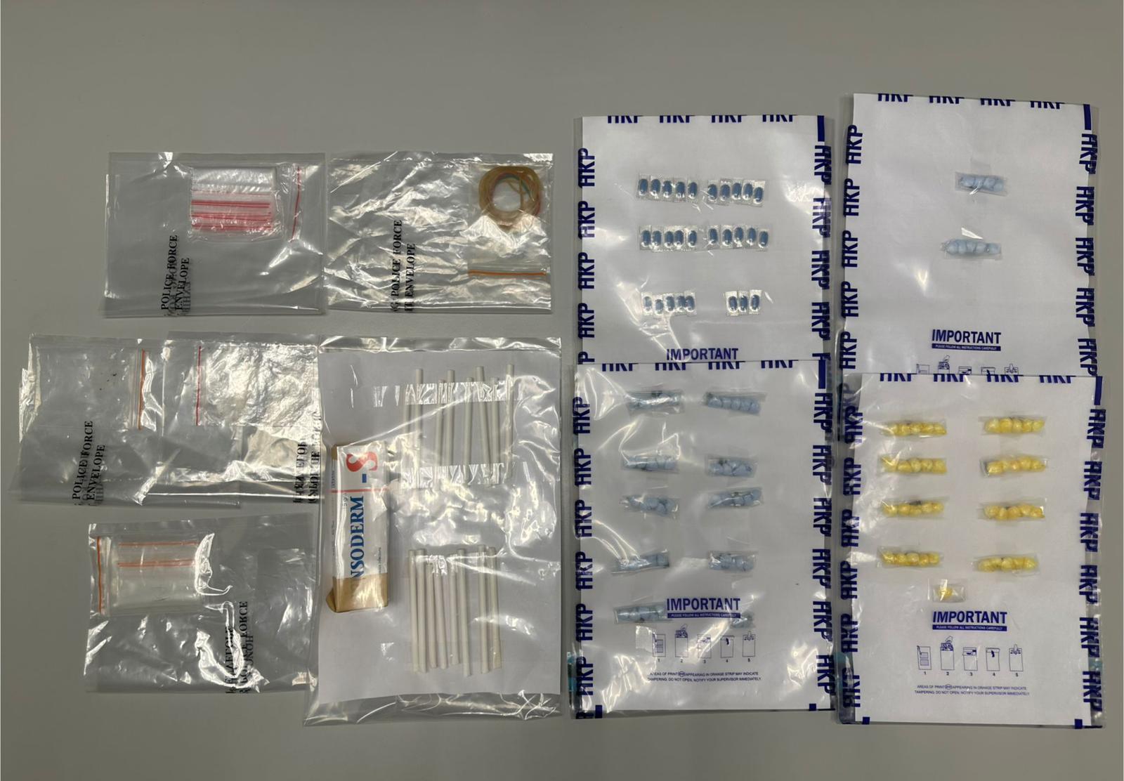 警石硤尾邨截六旬漢，揭身藏海洛英及「藍精靈」被捕。(警方圖片)