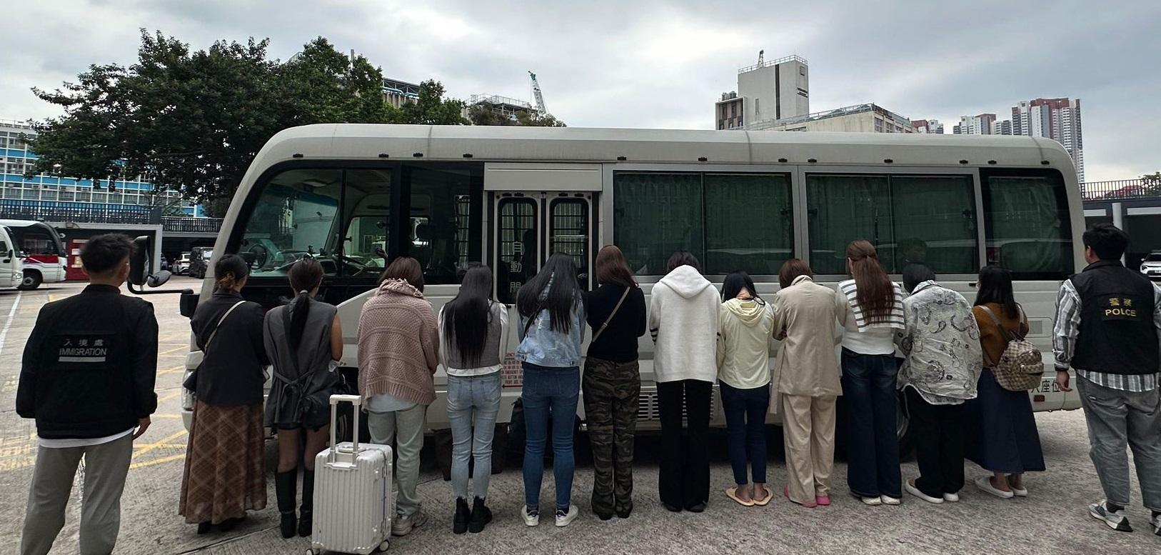 跨部門元朗掃黃拘26內地女，年齡最大51歲。(警方圖片)