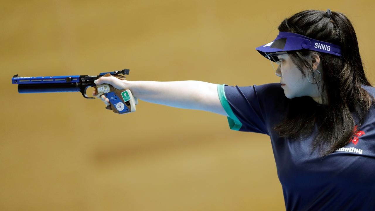 射擊｜成灝澂奪世錦賽女子10米氣手槍銀牌 創香港隊歷來最佳成績。（新華社）