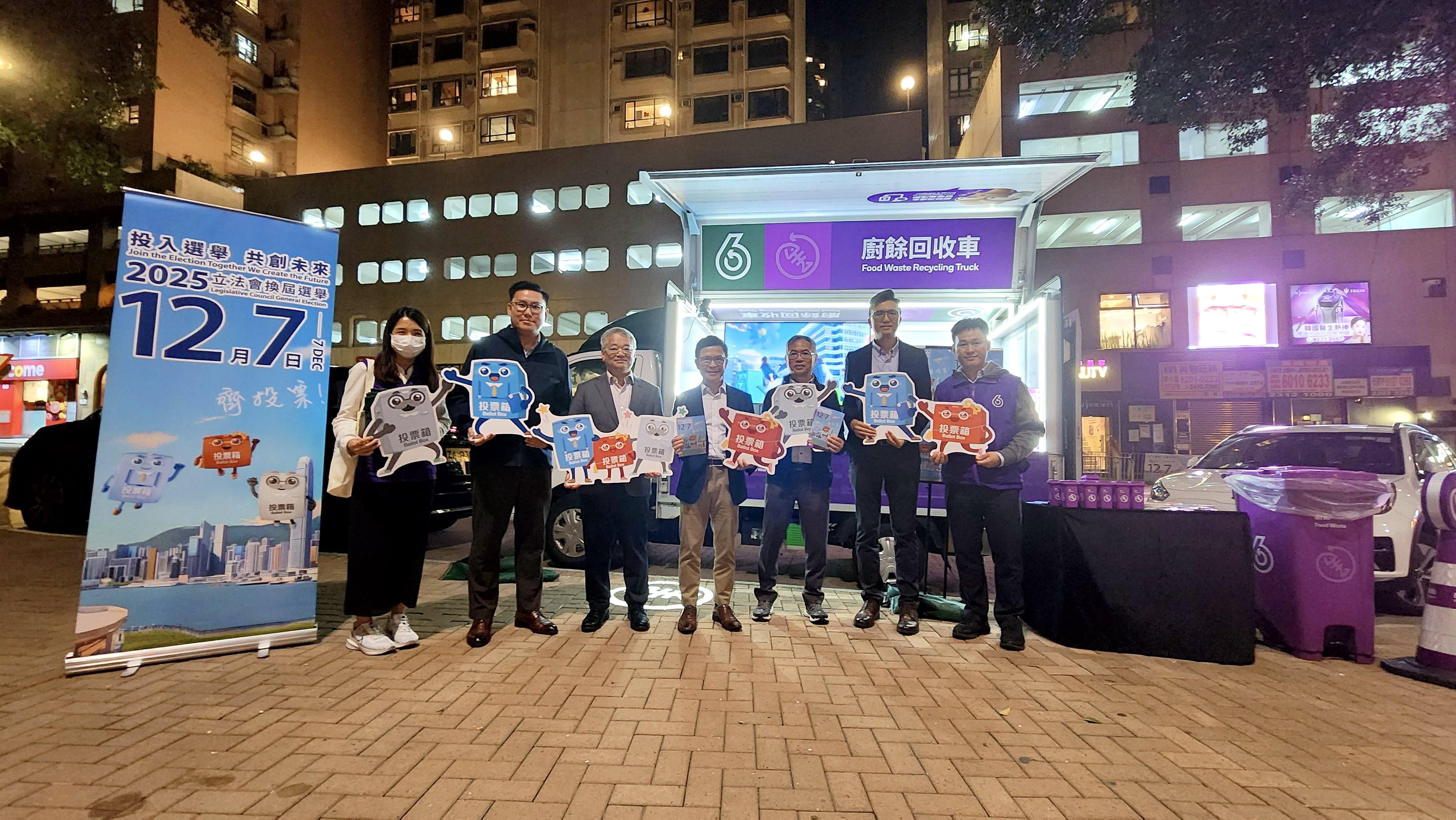 圖示徐浩光（左三）、鄭健（中）、環保署助理署長（廚餘及資源回收）蕭智慧（右三）和環保署人員。(政府新聞處)