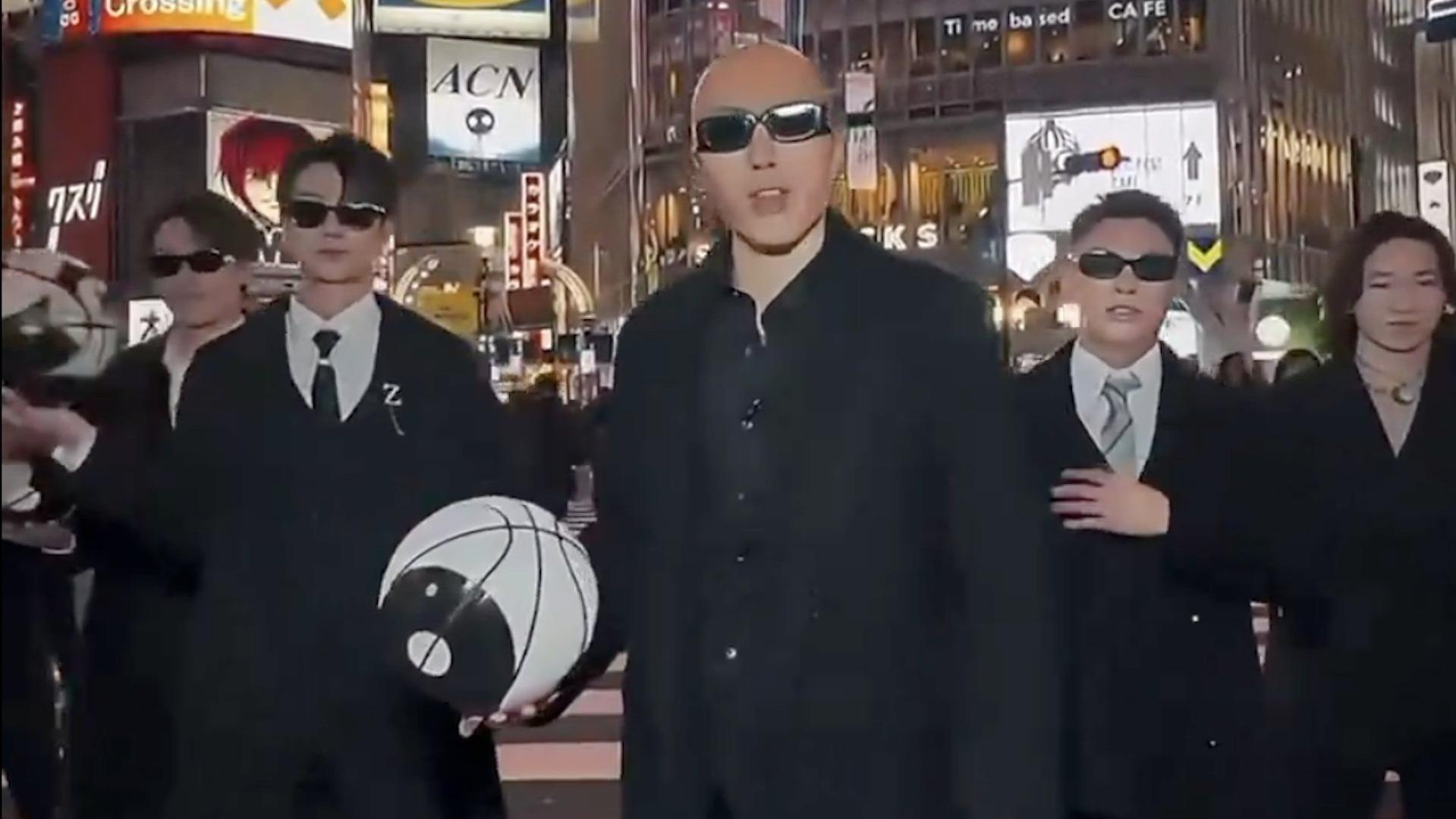 中國舞蹈團體在東京街頭拍片。(網上圖片)