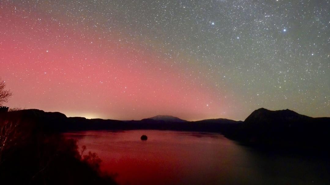 日本北海道出現紅色的極光。(網上圖片)