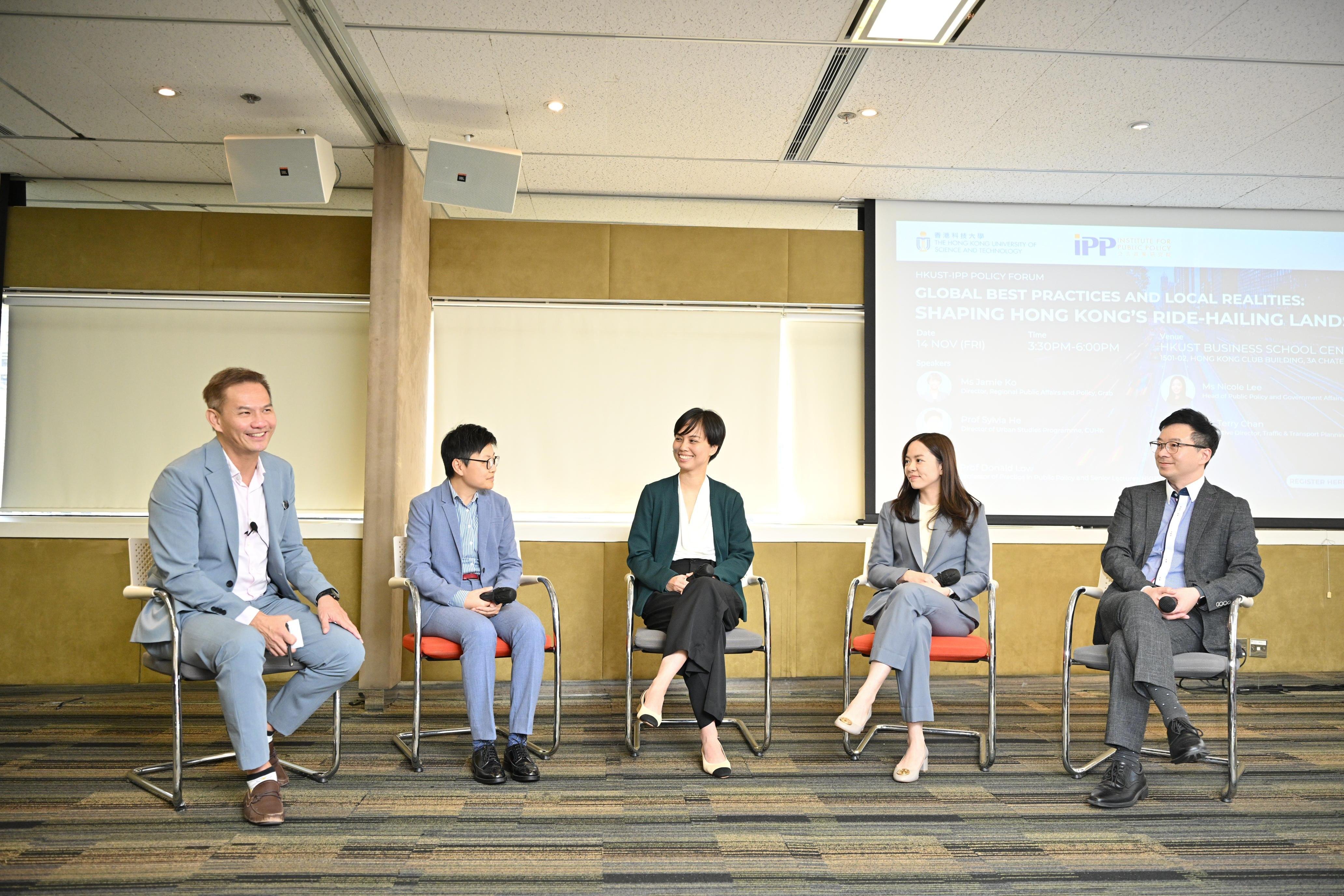 香港科技大學公共政策高級講師和實務教授劉浩典、香港中文大學地理與資源管理學系何穎、Grab 區域公共事務及政策總監 Jamie Ko、Uber 香港公共政策和政府事務主管李芷瑜、AECOM交通運輸規劃執行董事陳家能。