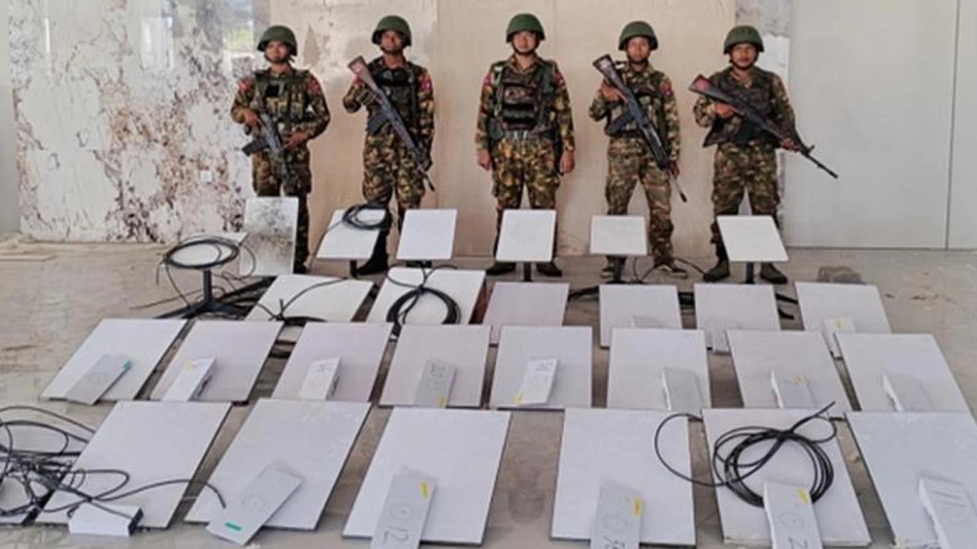 圖為緬甸軍人10月19日搗破妙瓦底一個詐騙工廠，搜出大批用具。(資料圖片)