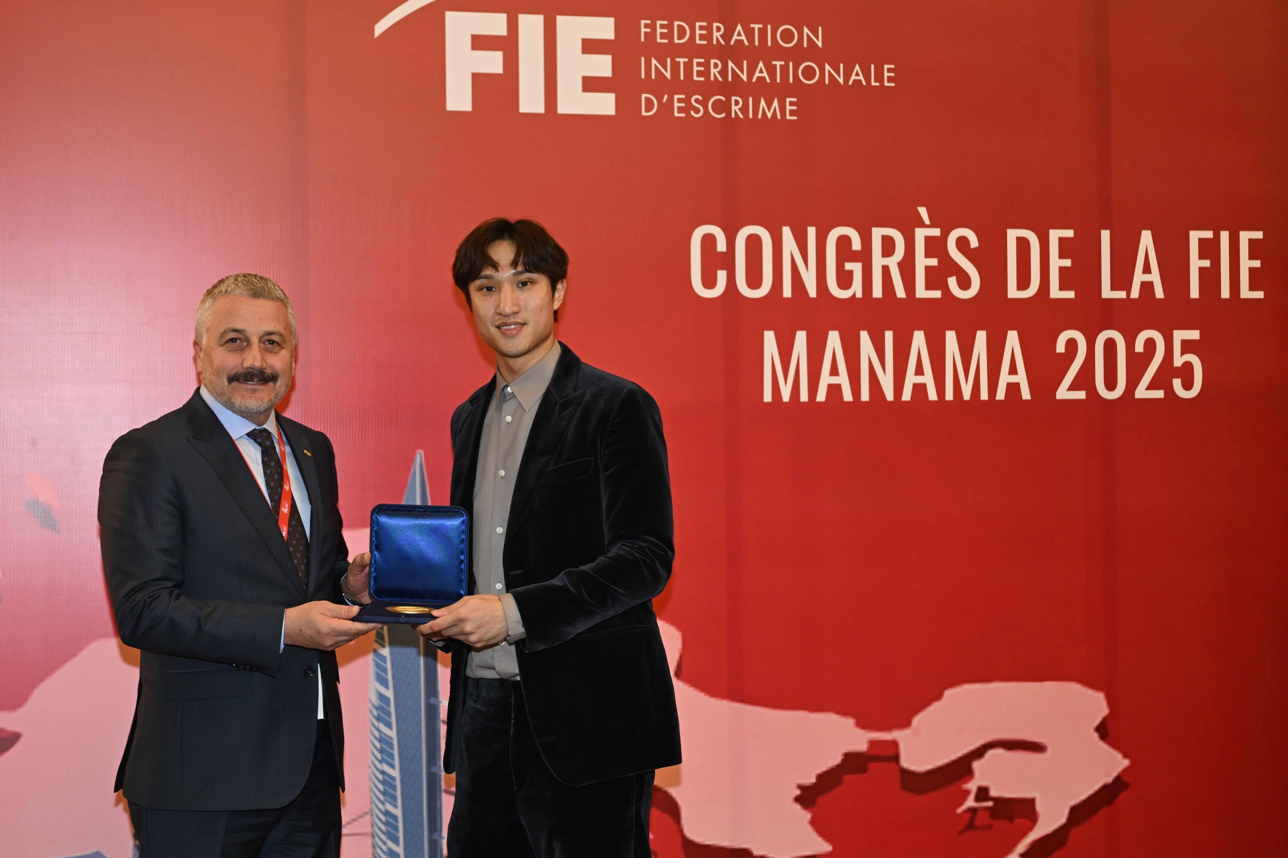 蔡俊彥獲頒「年終世一」大獎。(公關提供)