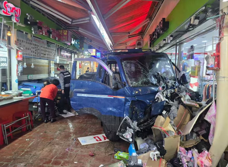 南韓京畿道富川市一輛卡車在衝入一市集，造成大批民眾受傷。(網上圖片)
