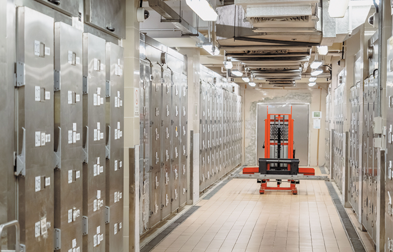 醫管局調整公立醫院行政費用，目前為免費的殮房，改為遺體存入後首三日豁免，第4日起每日收費100元，第18日起升至每日200元，第34日增至每日550元，引起輿論關注。