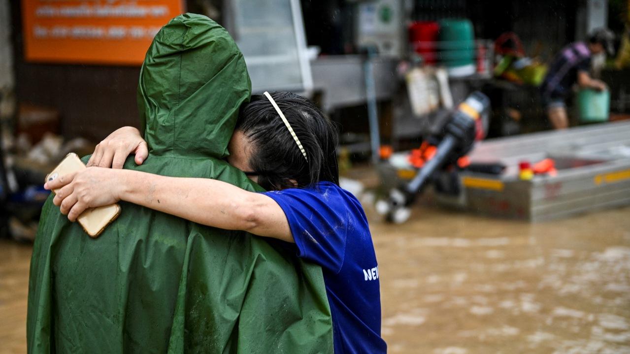 泰國水災最少33死，一名女兒重遇父親後深情一抱。（路透社）