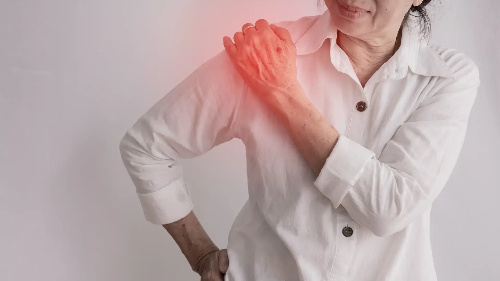 醫生提醒，旋轉袖肌腱破裂是可逆但需及早處理的疾病。若出現手臂無法抬舉、夜間疼痛或肩膀持續痠痛，就應儘早就醫檢查。