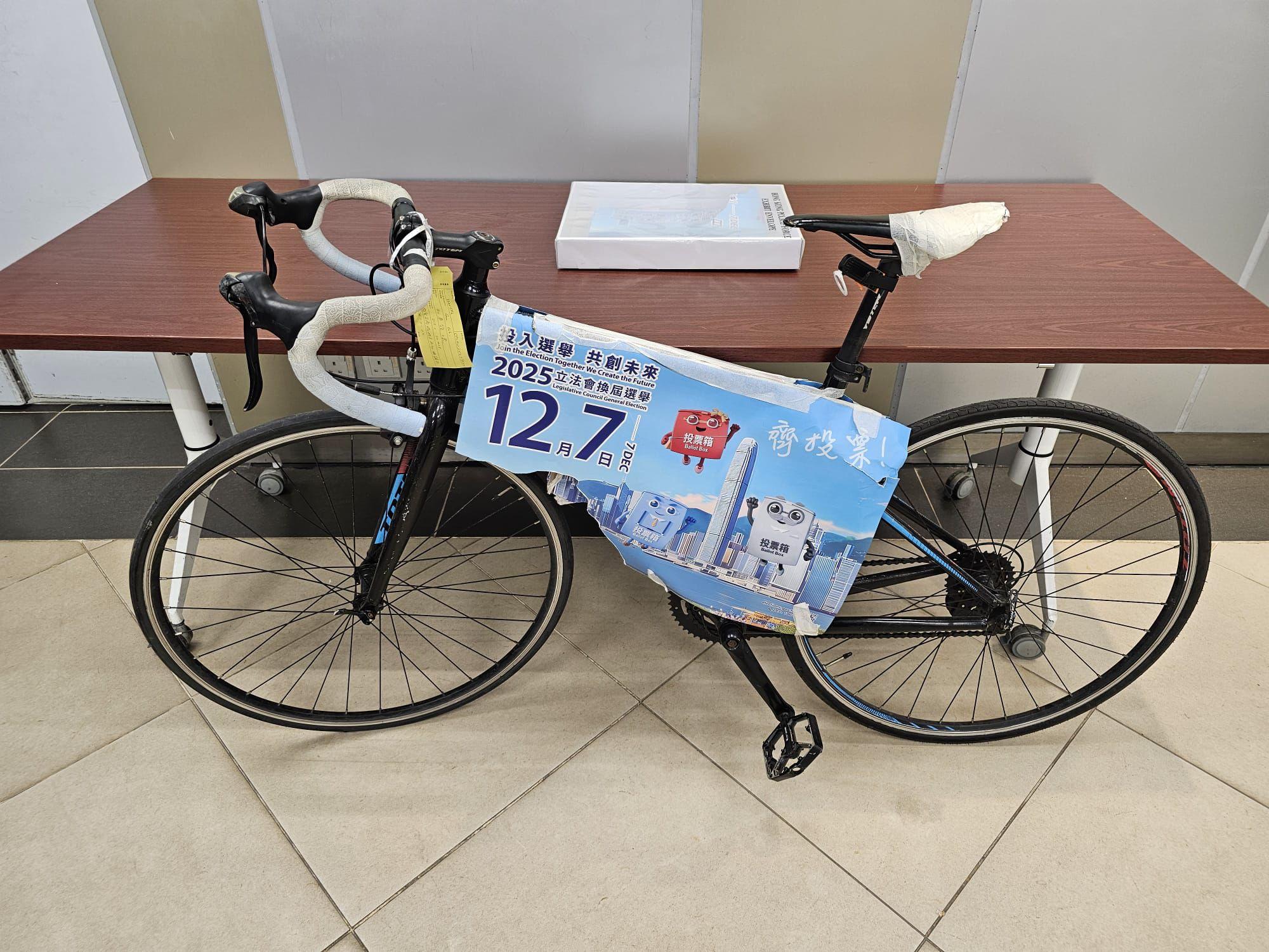 3男童撕走屯門三聖街立法會選舉海報被捕，年齡介乎14至15歲。