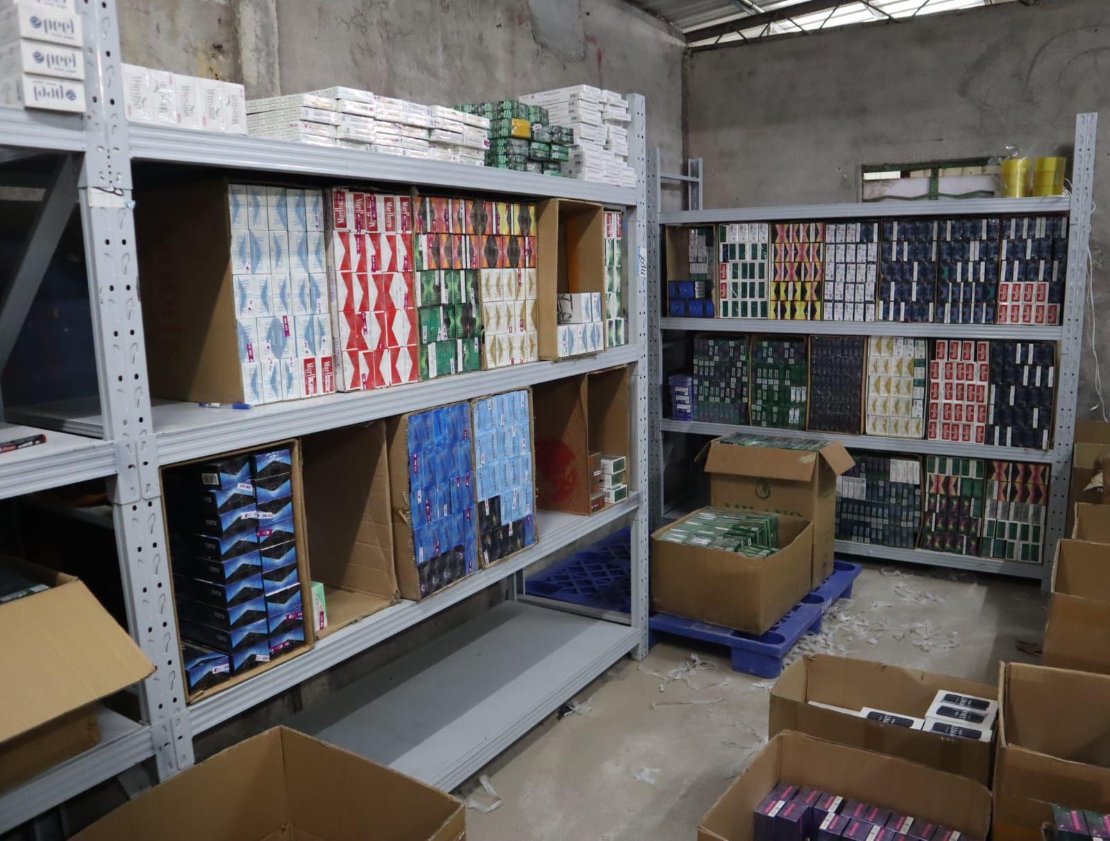 海關粉嶺搗3私煙倉檢逾億元私煙，29歲逾期留港男子被捕。