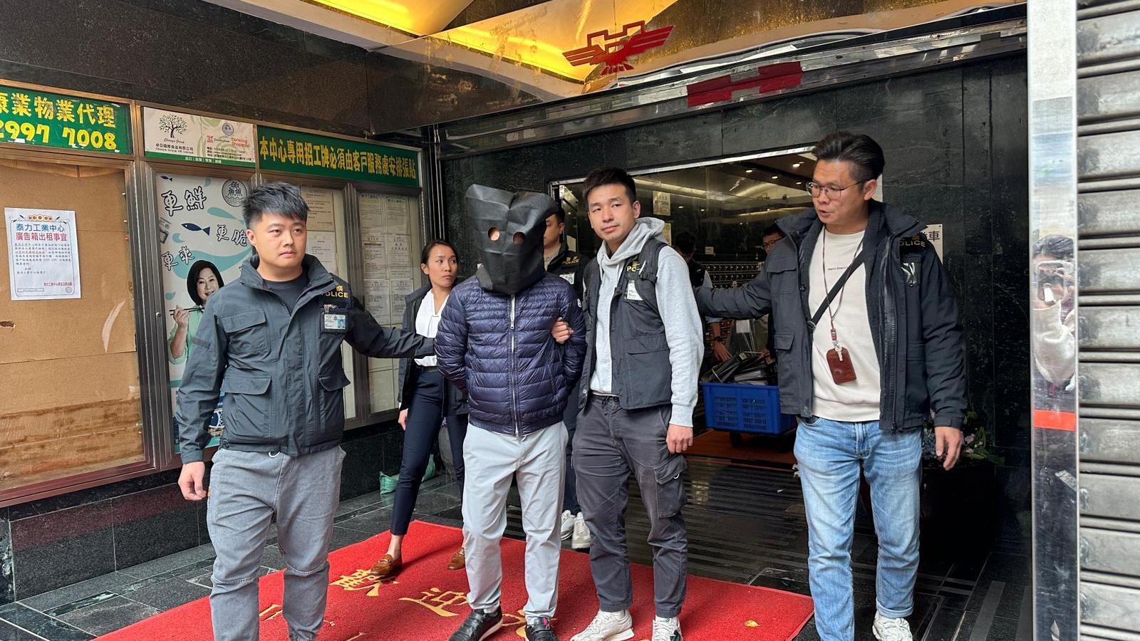 大埔宏福苑五級火｜工程公司3負責人涉「誤殺」被捕，警方到新蒲崗工廈辧公室蒐證。