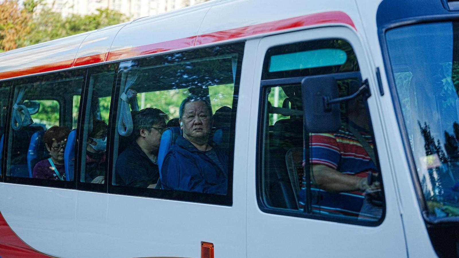 大埔宏福苑五級火｜部分遺體運至富山殮房，警安排死者家屬下午認屍。（路透社）