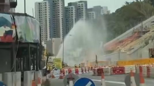 薄扶林有地盤爆水管。（fb「車cam L（香港群組）」圖片）