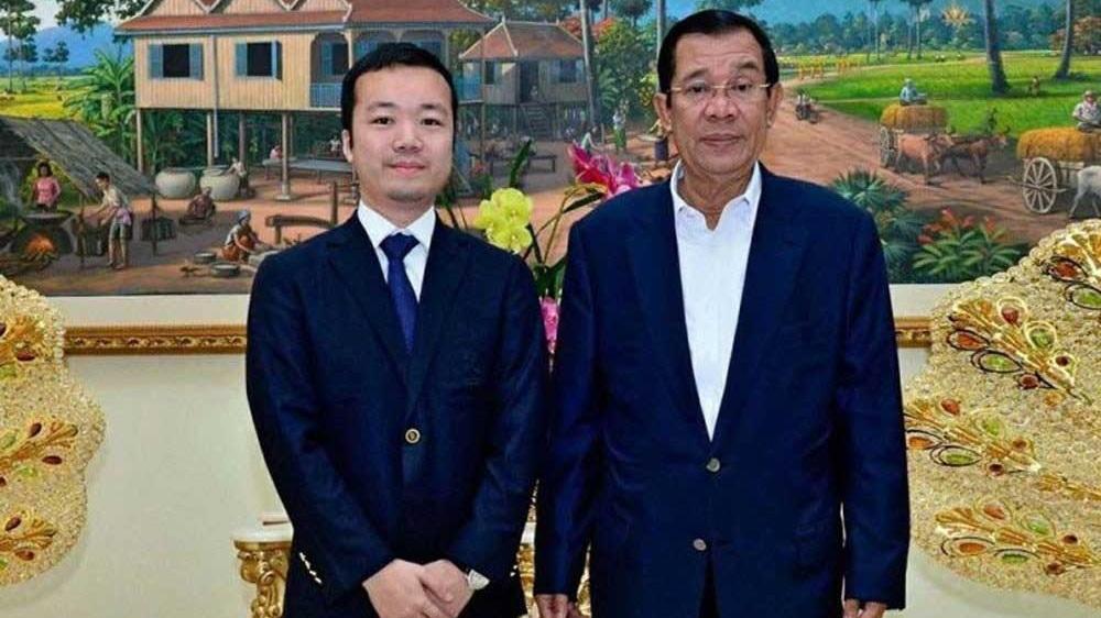 太子集團創辦人陳志(左)2020年獲柬埔寨授予「公爵」封號，與柬時任首相洪森合照。(互聯網)