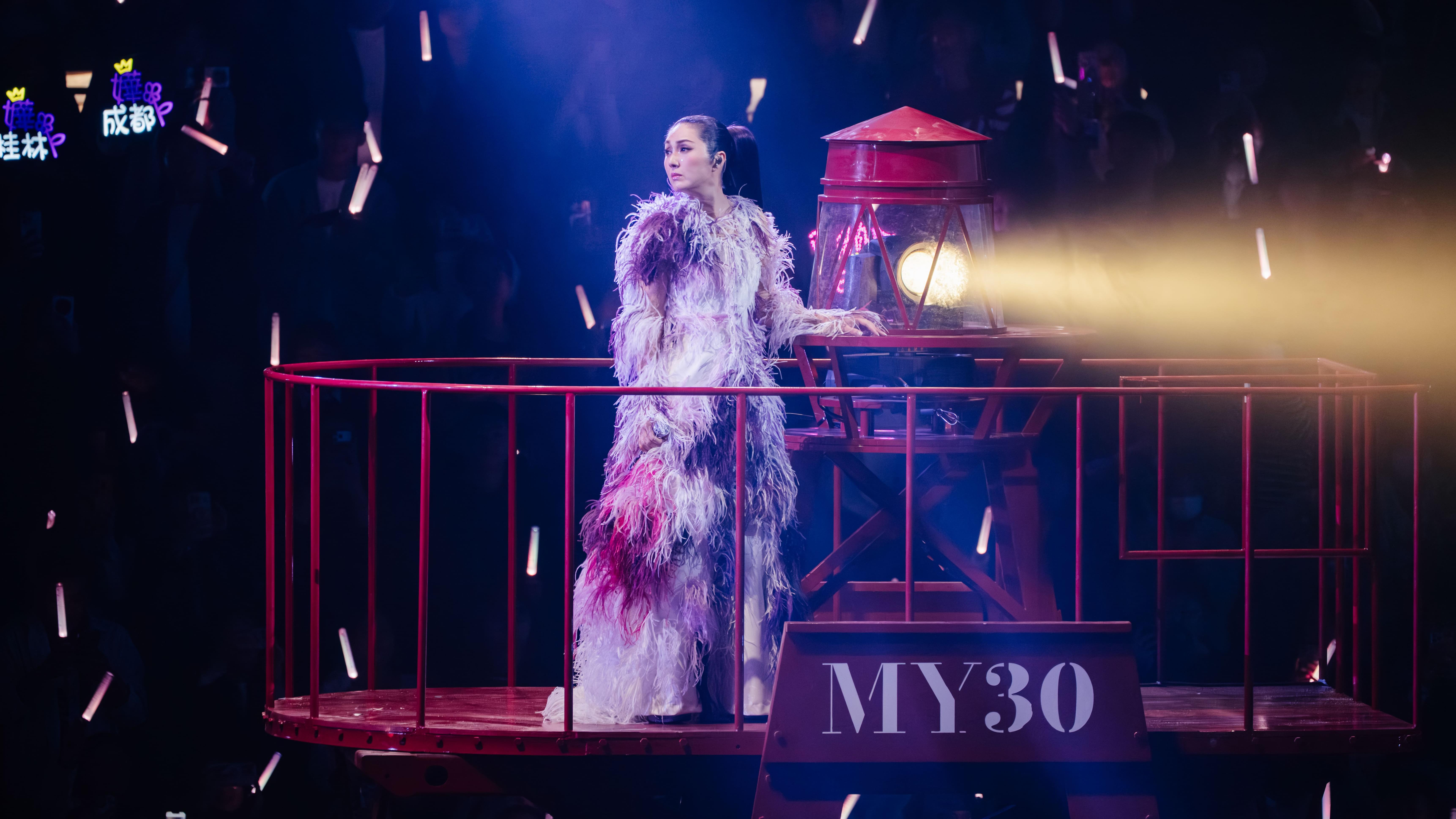 楊千嬅演唱會｜相隔七年紅館開騷強忍淚水 感謝歌迷陪伴走過黑暗時期