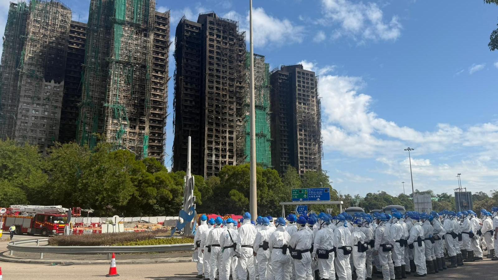 大埔宏福苑五級火造成多人死傷，在大廈內還有多具未辨識身份的遺體，警方災難遇害者辨認組今日進入現場搜索。