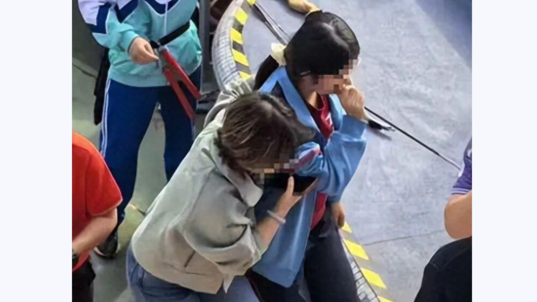 三水中學運動會射箭表演竟「射中女學生臉」。（圖／翻攝上觀）