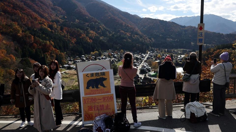 岐阜縣熱門景點白川鄉早前有熊出沒，當地已設立熊出沒注意警告牌。(路透社)