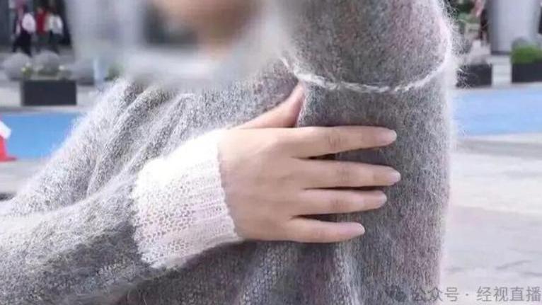 李女展示問題毛衣。（圖/翻攝《網易》）