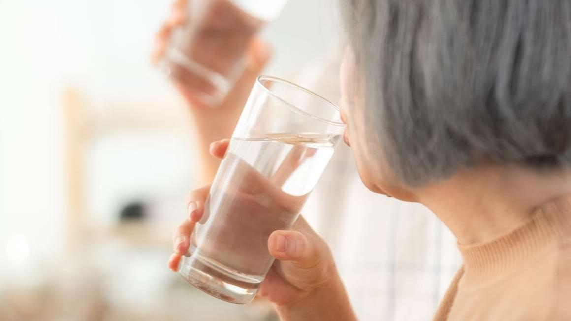 許多人以為清水、牛奶或茶屬於安全的飲品，但因為流速快，長輩的吞嚥反射還未來得及反應，液體就可能「落錯隔」進入氣管，引發嗆咳。