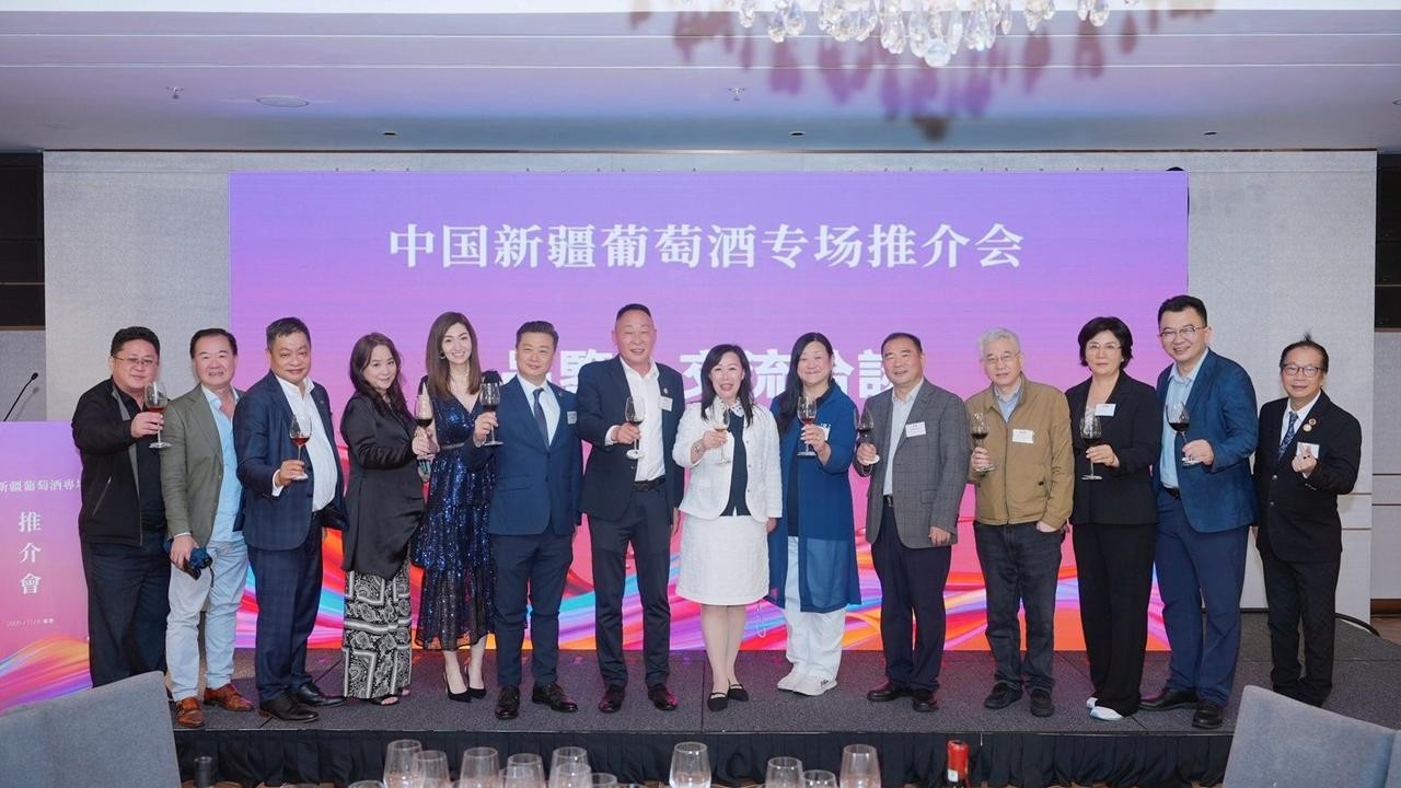 與會嘉賓在推介晚會上祝酒