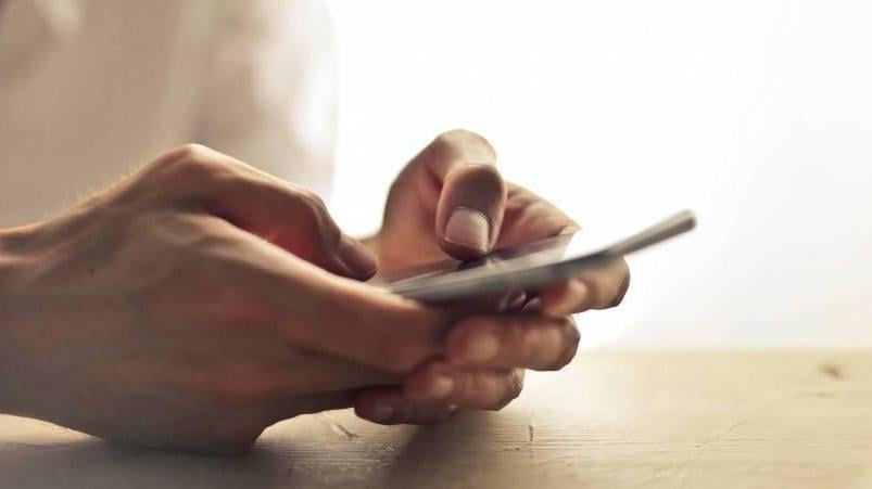 男子白天上班，晚上熬夜玩手機，長期下來導致腦膜炎。（示意圖／pexels）