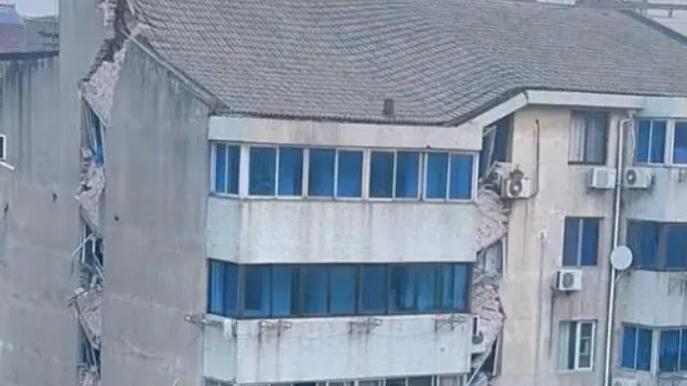 江蘇樓宇深夜突然外牆裂開 居民全數撤離幸無傷亡。（微博圖片）