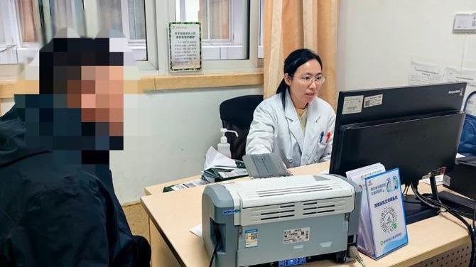 不老症？53歲重慶漢外表似少年「童顏童聲」　罹患罕見疾病半世紀才確診