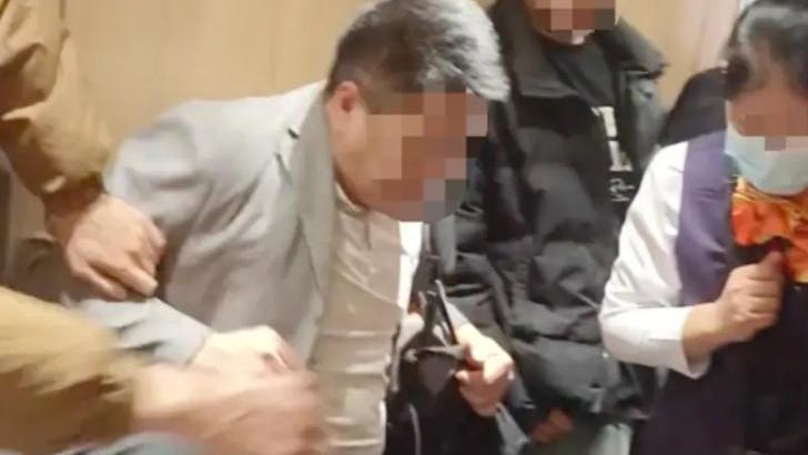 高鐵廁所門鎖壞掉乘客被困 熱心人合力踢門解救