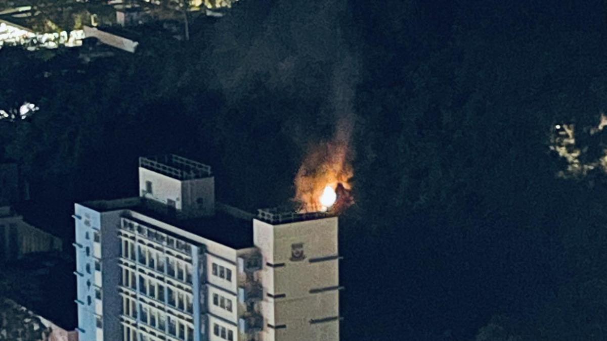 王肇枝中學後山晚上發生山火。(網民Leopold Leung@FB群組「大埔TAI PO」)