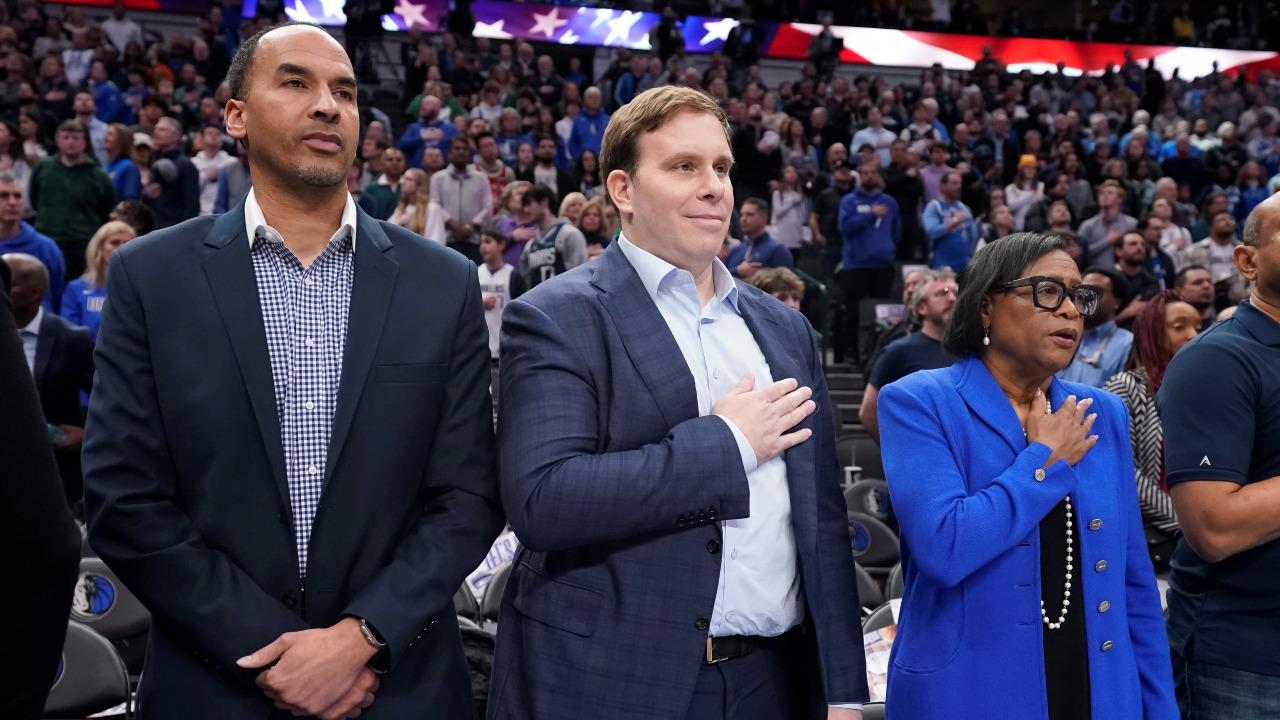 NBA｜獨行俠炒老闆Patrick Dumont（中）炒總經理歷高哈利遜（Nico Harrison）　公開信隻字不提當錫