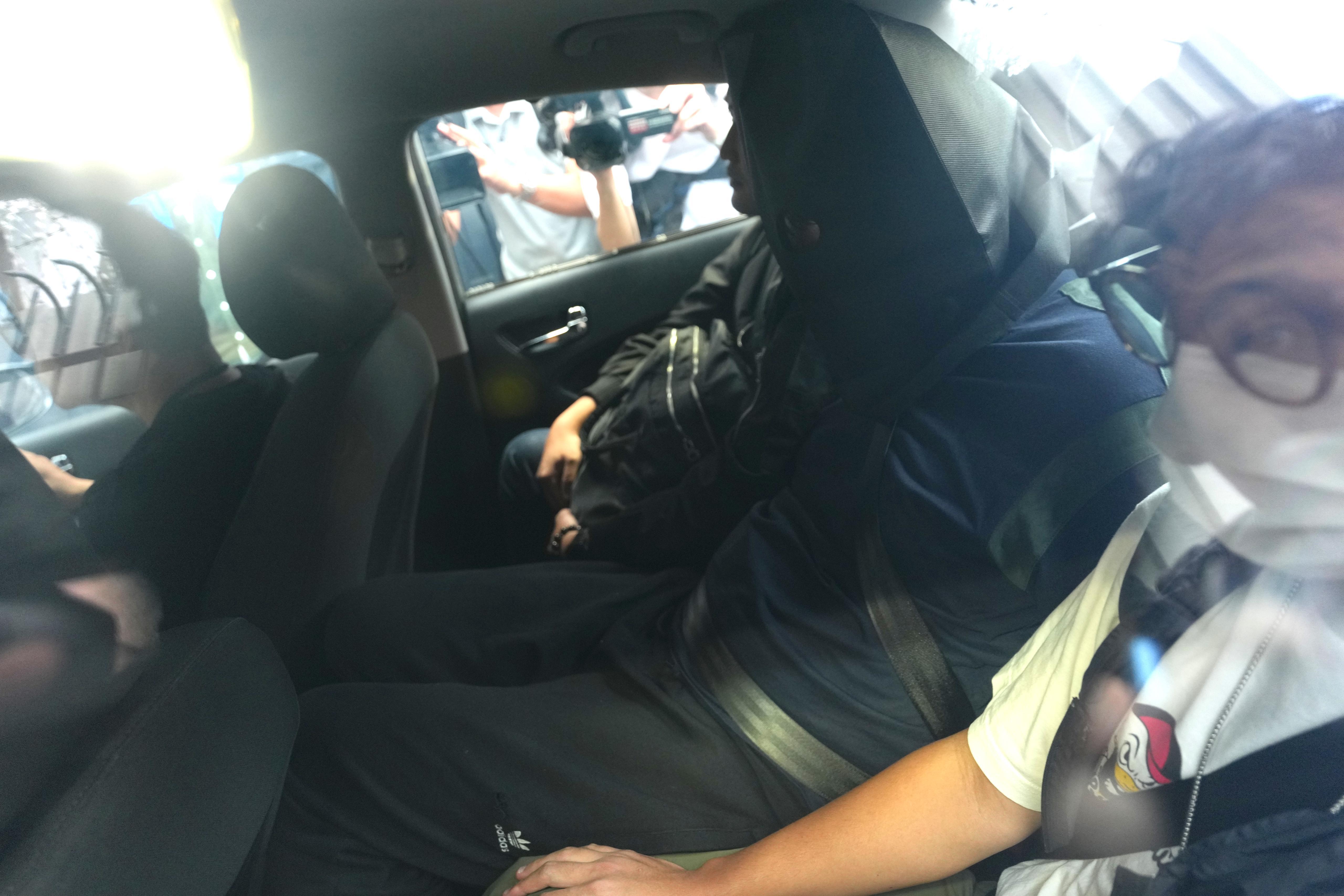 海關毒品調查科人員在土瓜灣定安大廈掃毒期間遇襲，3名關員遭菜刀斬傷，疑兇潛逃六日後在元朗被捕。