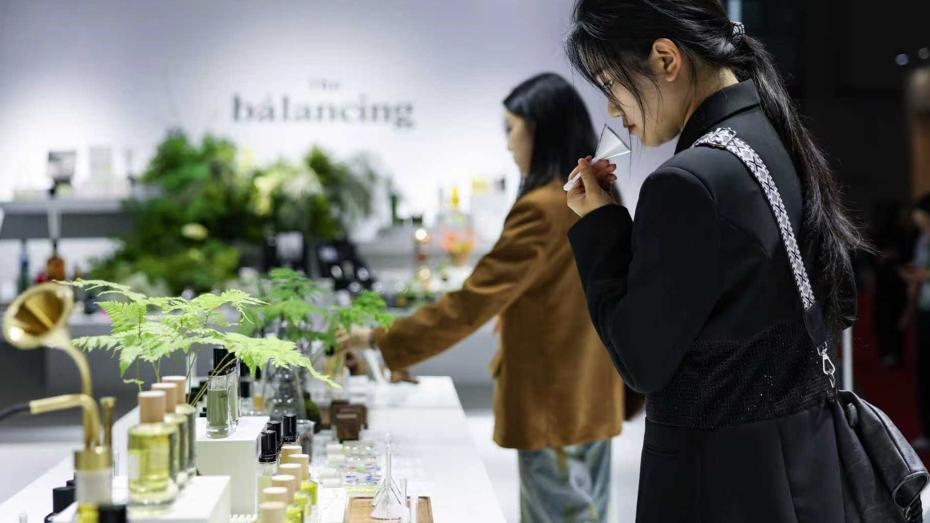 圖為近日舉行的第八屆中國國際進口博覽會消費品展區。(新華社)