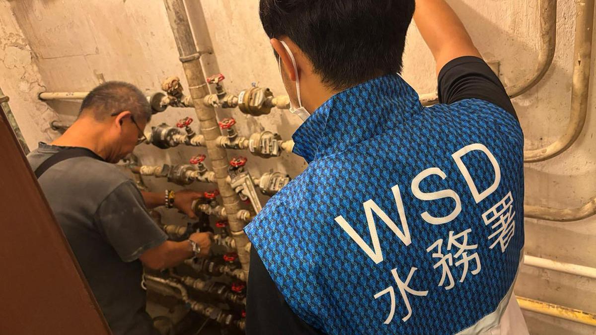 水務署派員上門家訪，檢查沖洗水錶後的實際水質情況。(「滴惜仔」FB)