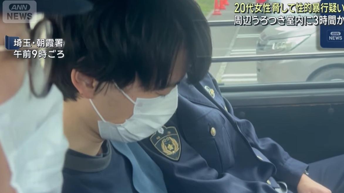 28歲疑犯高原陸生被捕後，由警車押解。(互聯網)