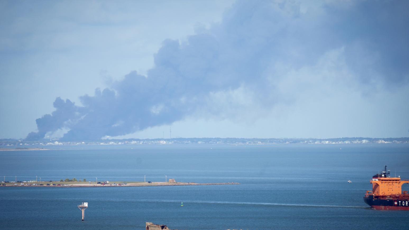 德州加爾維斯頓縣發電廠大火，巨大黑煙鄰近幾個城市都看得到。（圖／美聯社）