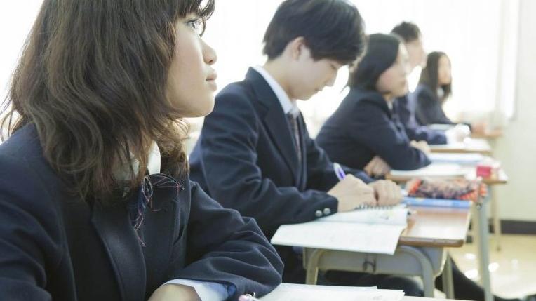 日本神戶市一名17歲女高中生去年4月突然發覺「只有物理老師的聲音聽不清楚」，但父母、朋友及其他老師的聲音都能聽懂，唯獨這名五六十歲男教師講課時的聲音，好像「聽進耳裡就消失」。此為配圖，與本個案無關。(互聯網)