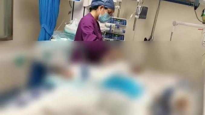 錢男傷重躺在深切治療部。（圖/翻攝新浪微博）